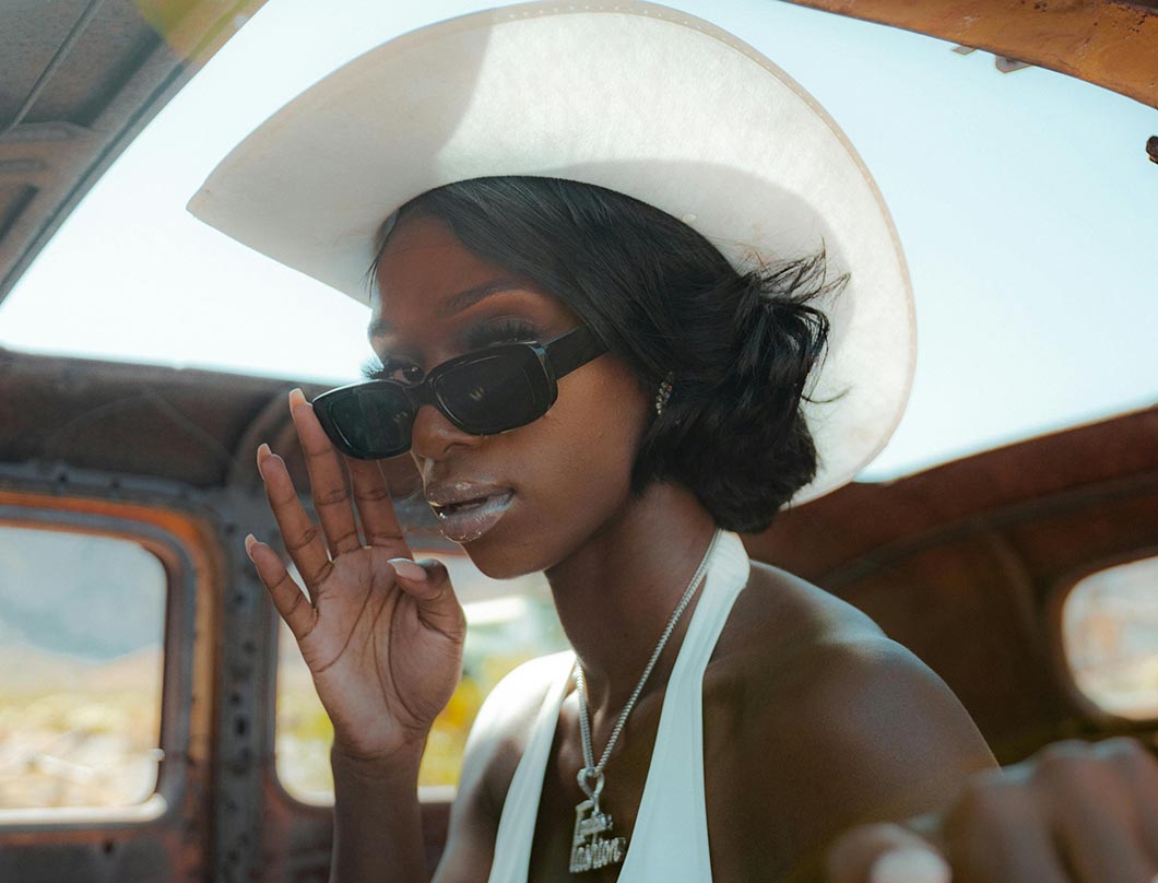 Girl with synthetic wig and white hat