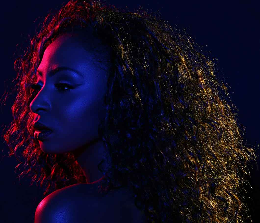 Woman with wavy, long wig