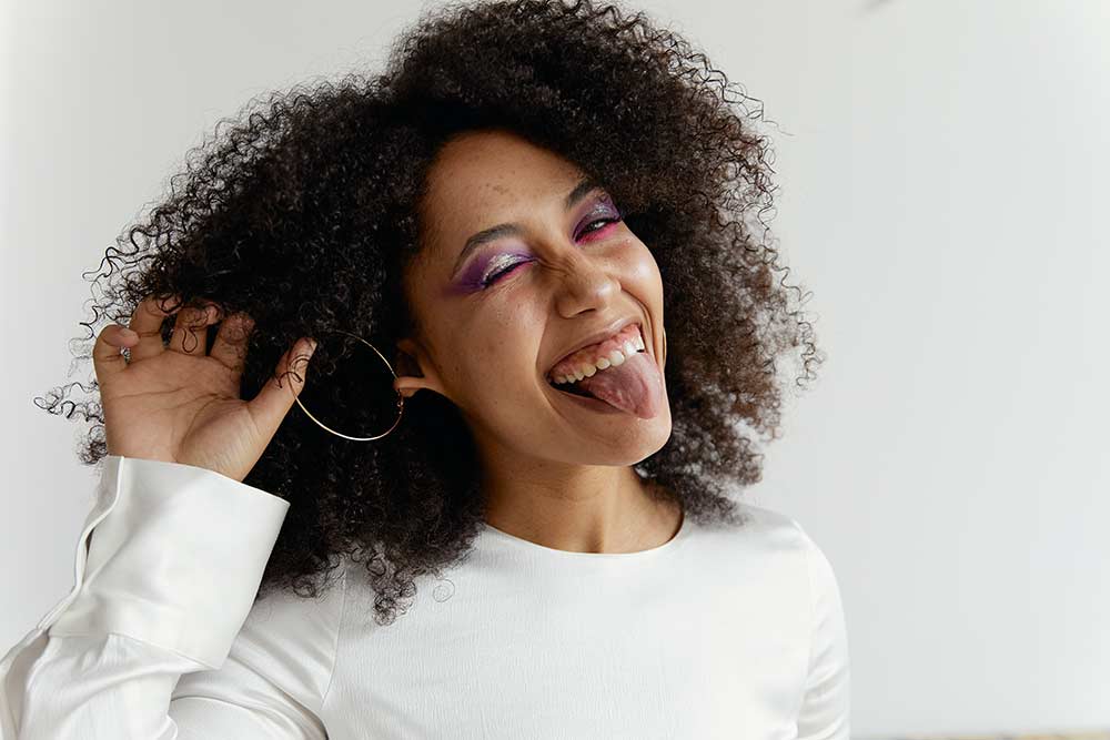 An African American woman with natural 3C hair type