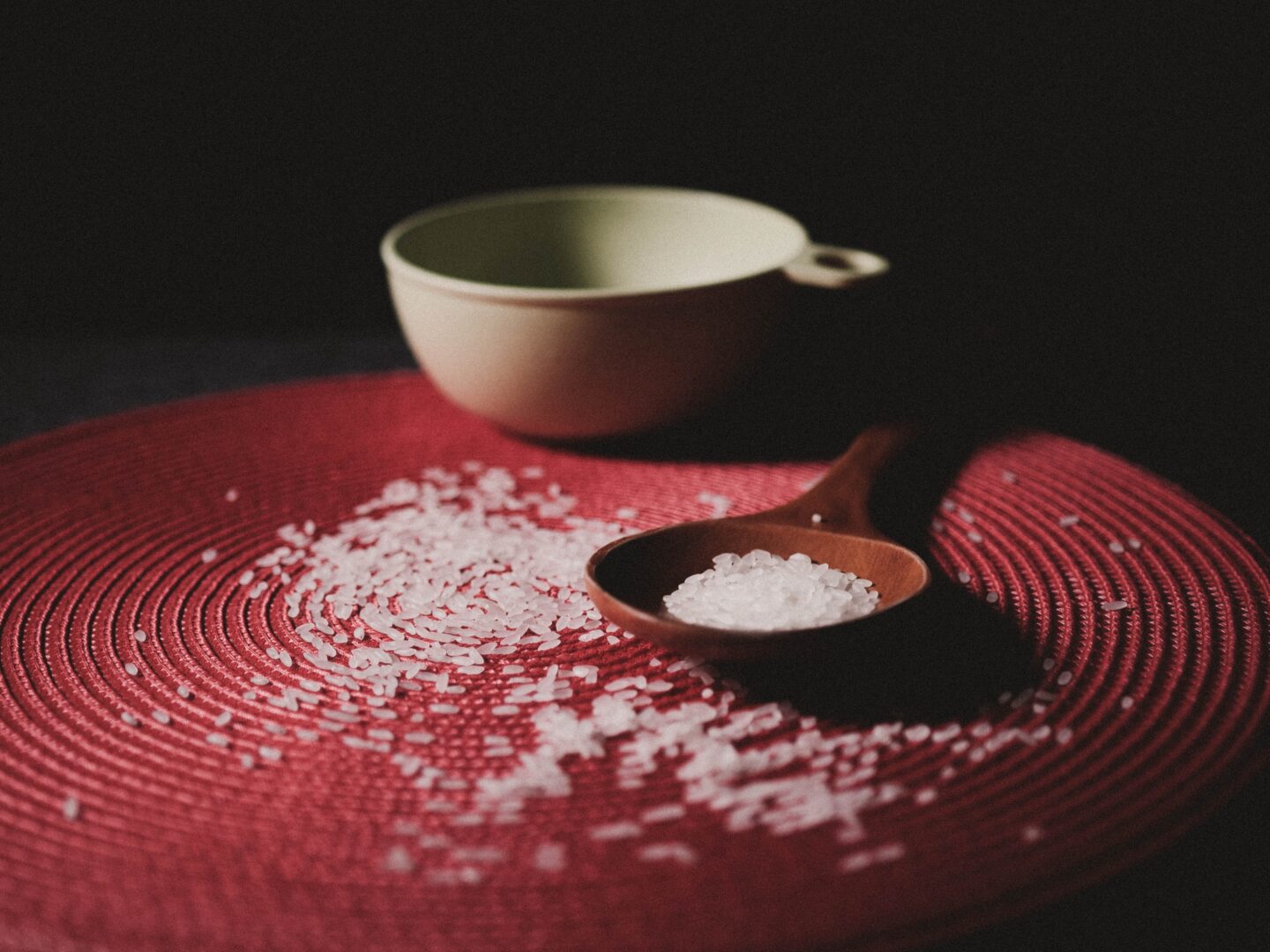 Grains of rice depicting the benefits of using rice soaked water on hair.