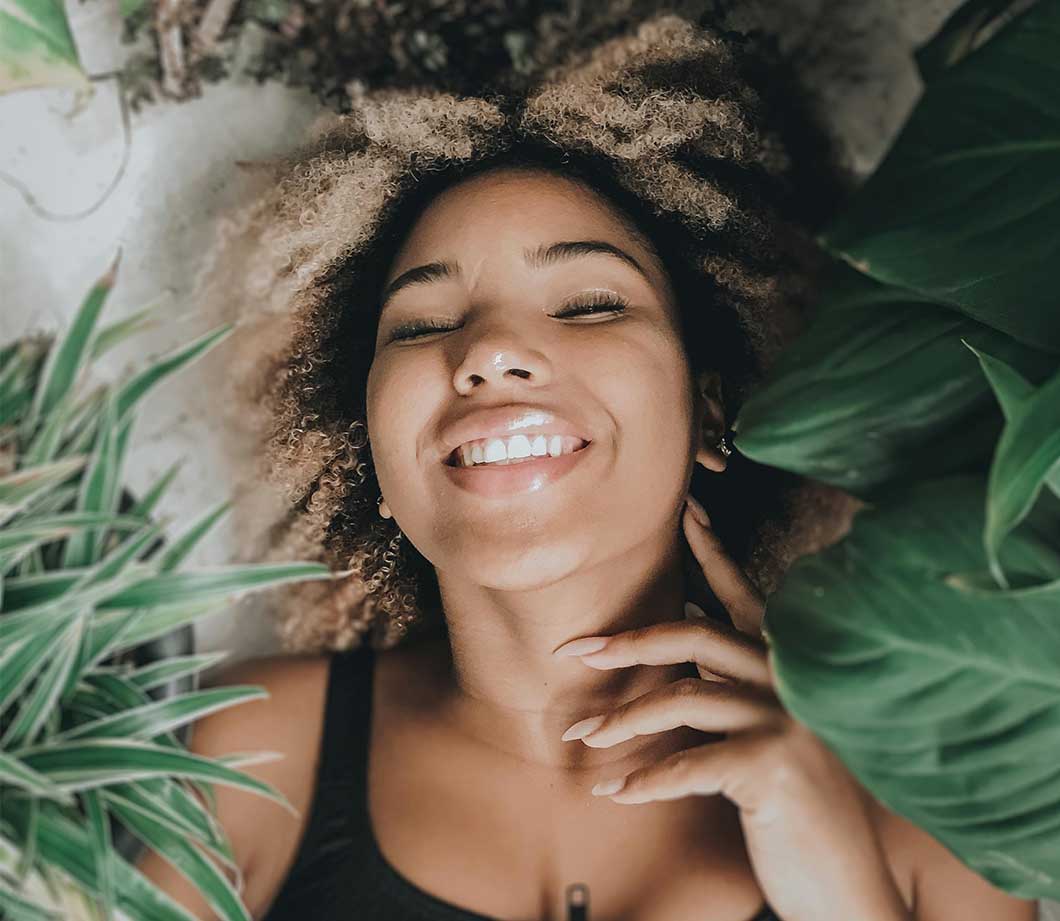 Girl with natural hair and a healthy scalp